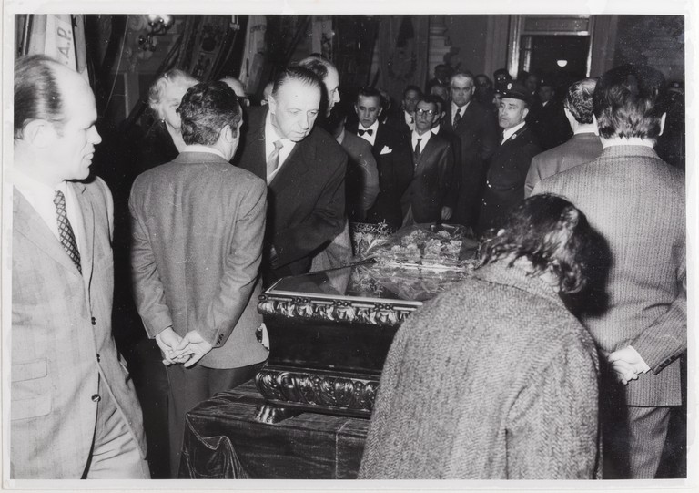 Gattatico-Reggio Emilia, 27-30 marzo 1970, Funerali di Alcide Cervi, camera ardente di Alcide nella Sala del Tricolore di Reggio Emilia, picchetto d'onore